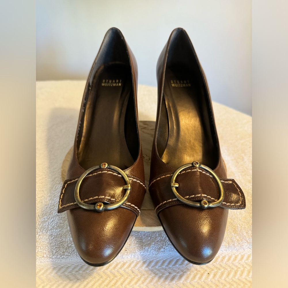 Stuart Weitzman retro brown leather pump w unique tasteful unique silver deco.